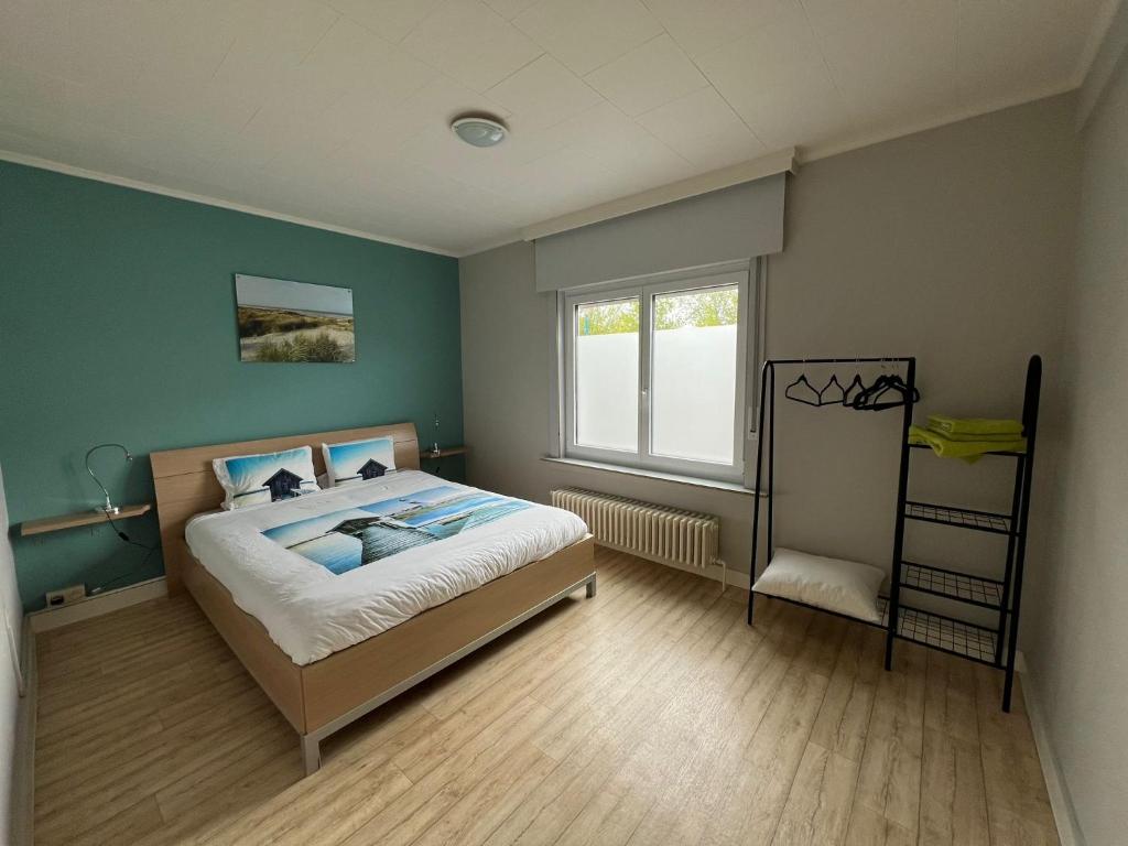 1 dormitorio con cama y ventana en Villa Gaupin Adults Only, en Koksijde