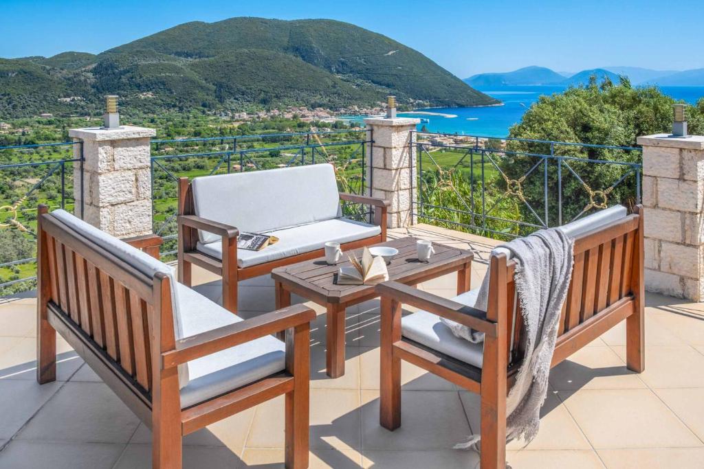 a patio with a table and chairs on a balcony at Villa Ponti in Póndi