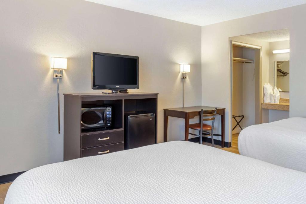 Postel nebo postele na pokoji v ubytování Days Inn by Wyndham Wrightstown McGuire AFB Bordentown