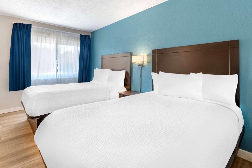 Postel nebo postele na pokoji v ubytování Days Inn by Wyndham Wrightstown McGuire AFB Bordentown