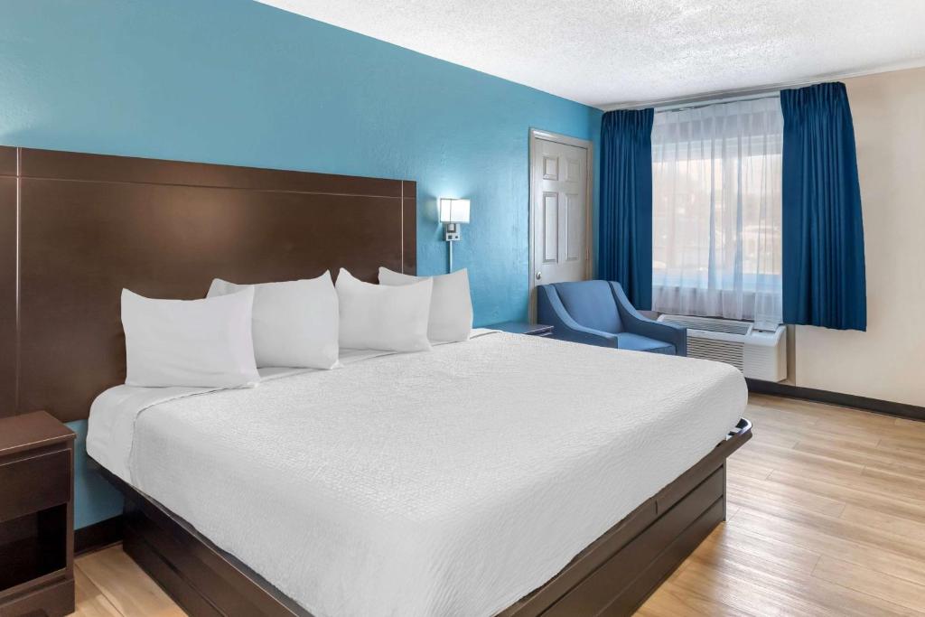 Postel nebo postele na pokoji v ubytování Days Inn by Wyndham Wrightstown McGuire AFB Bordentown