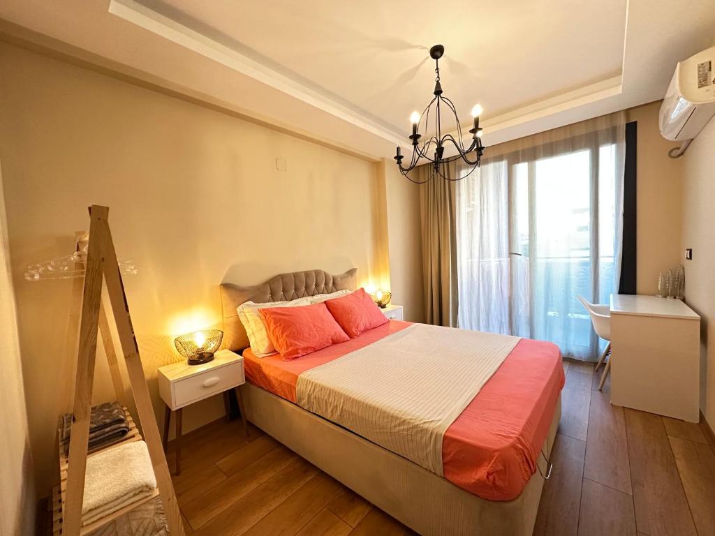 ein Schlafzimmer mit einem großen Bett und einem Fenster in der Unterkunft Yeni denize yakın minimalist evler in Mersin