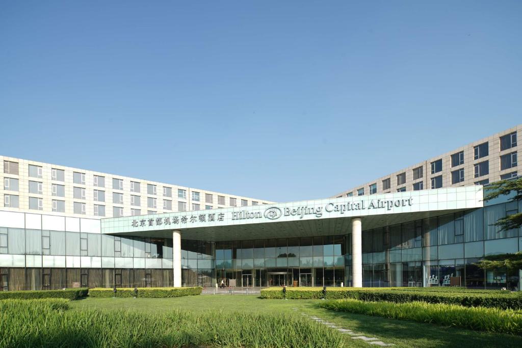 vista esterna di un edificio di Hilton Beijing Capital Airport a Shunyi