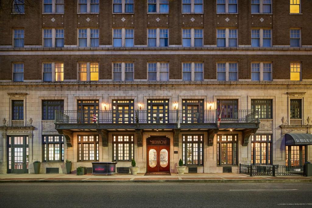 伯明翰Redmont Hotel Birmingham - Curio Collection by Hilton的一座大型砖砌建筑,设有红色的门和窗户