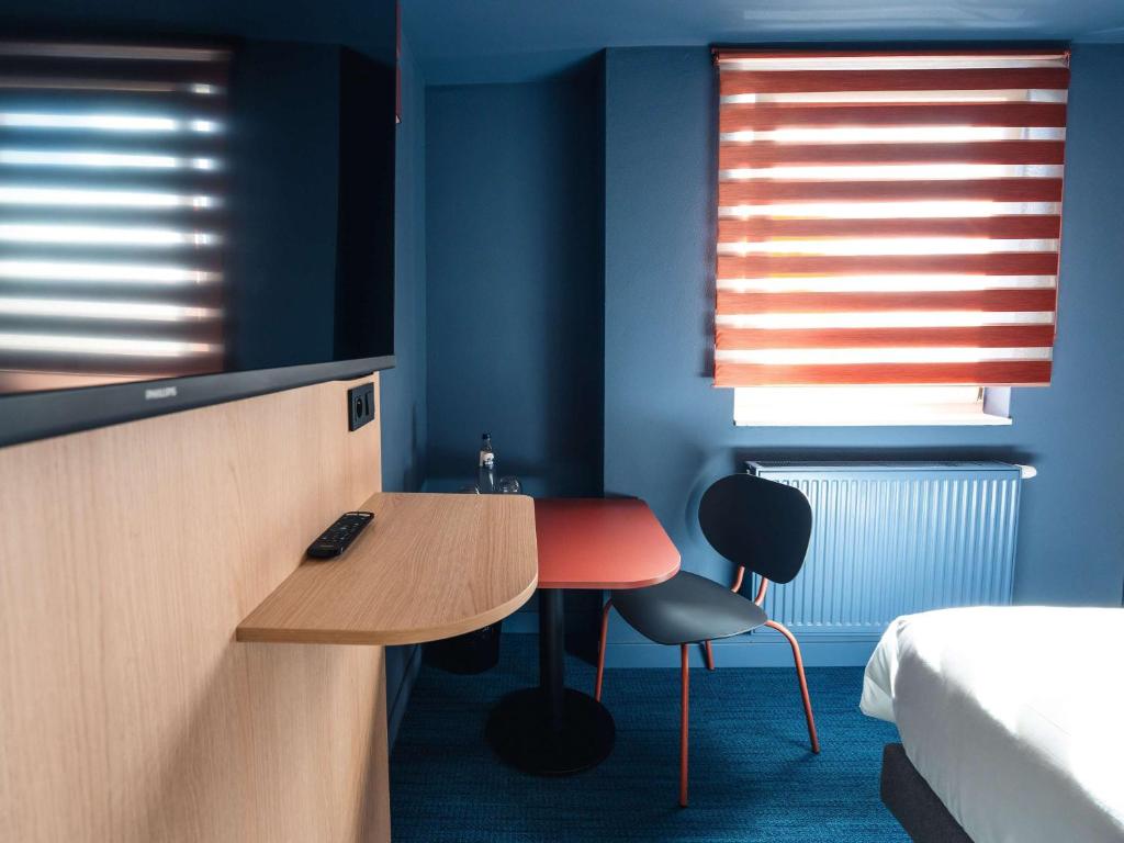 Uma cama ou camas num quarto em Ibis Styles Charleroi Airport Aero 44