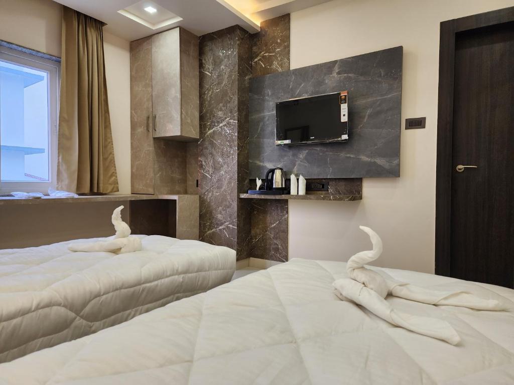 Llit o llits en una habitació de The Monarch Hotel By Birina