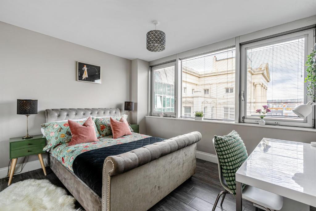 Airhost's Brighton's Best Green Diamond Escape with Sea Views - Two-Bedroom Apartment