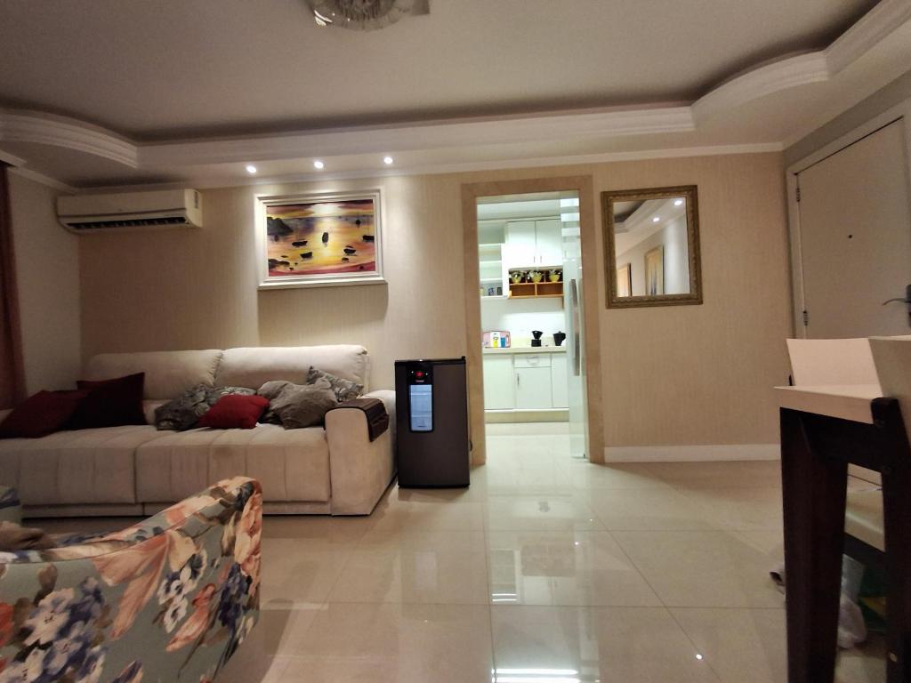a living room with a couch and a table at Apto com sacada in Balneário Camboriú