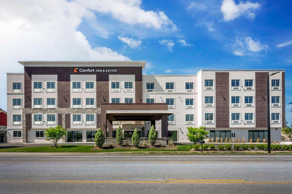 una representación de la parte delantera de un edificio en Comfort Inn & Suites, en Clarksville