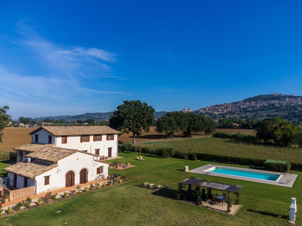 eine Luftansicht eines Hauses mit Pool in der Unterkunft Casale San Rufino D'Arce in Assisi