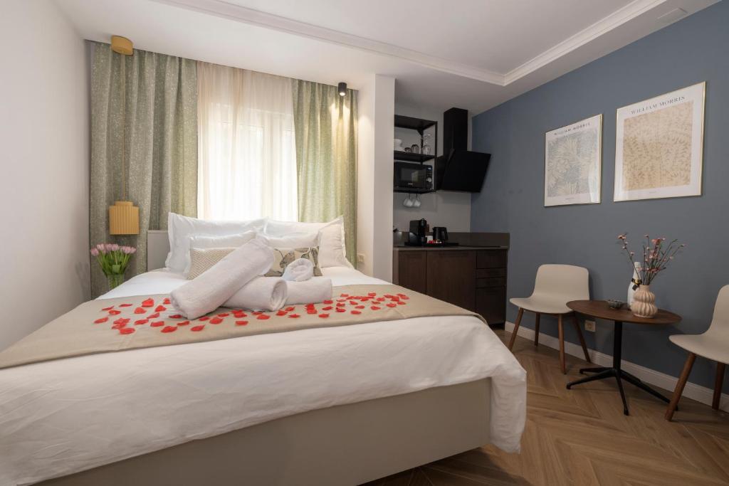 Postel nebo postele na pokoji v ubytování Makarska City Bay Studios