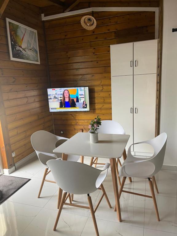 TV a/nebo společenská místnost v ubytování Le Kokon chic