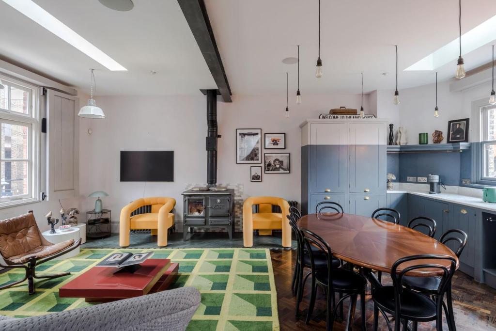 a living room with a table and chairs and a kitchen at Magic Moments - London Bridge - by Frankie Says in London