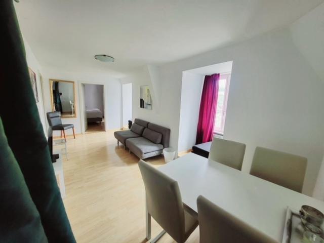 sala de estar con mesa blanca y sofá en Nydeck, en Berna
