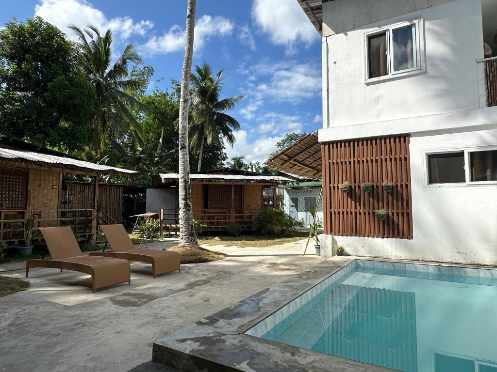 een huis met een zwembad naast een gebouw bij Tribal Xperience Guesthouse in San Vicente
