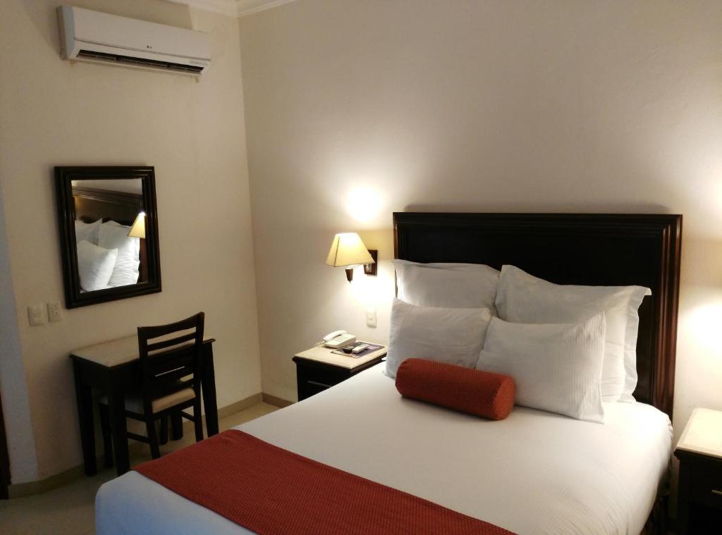 Postel nebo postele na pokoji v ubytování Hotel Lopez Campeche