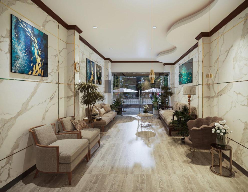 - un salon avec des canapés et des chaises dans le hall dans l'établissement Baglioni Signature, à Hô-Chi-Minh-Ville