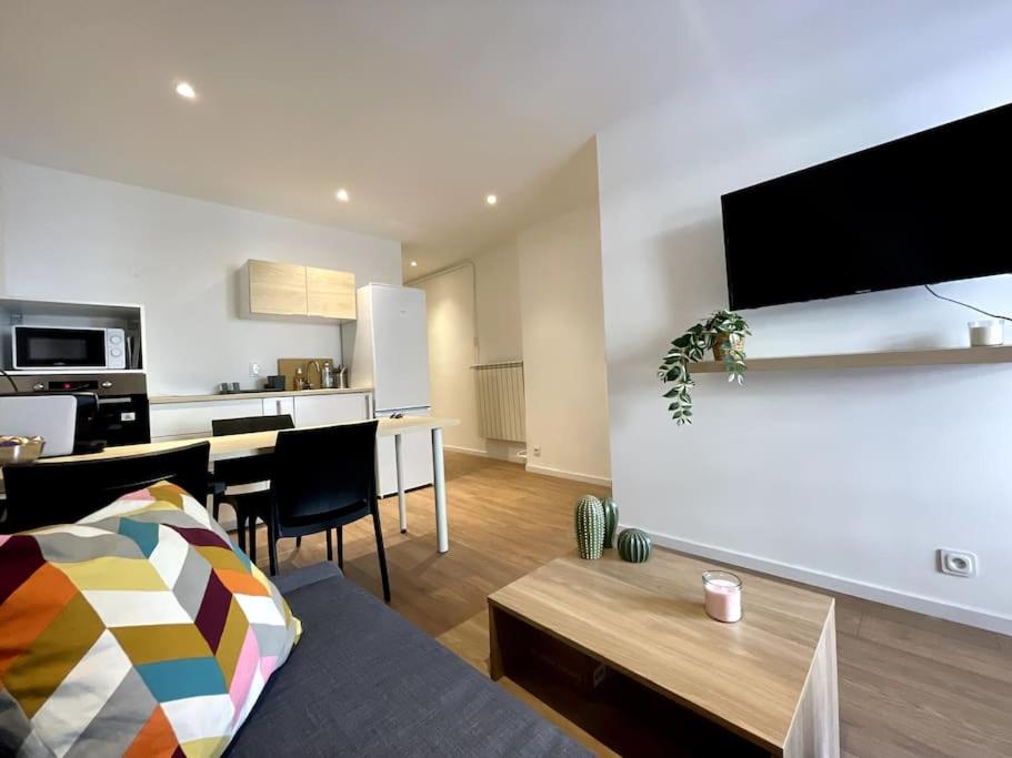 un salon avec un canapé et une salle à manger dans l'établissement Superbe appartement 2P climatisé - Plages à pieds, à Juan-les-Pins