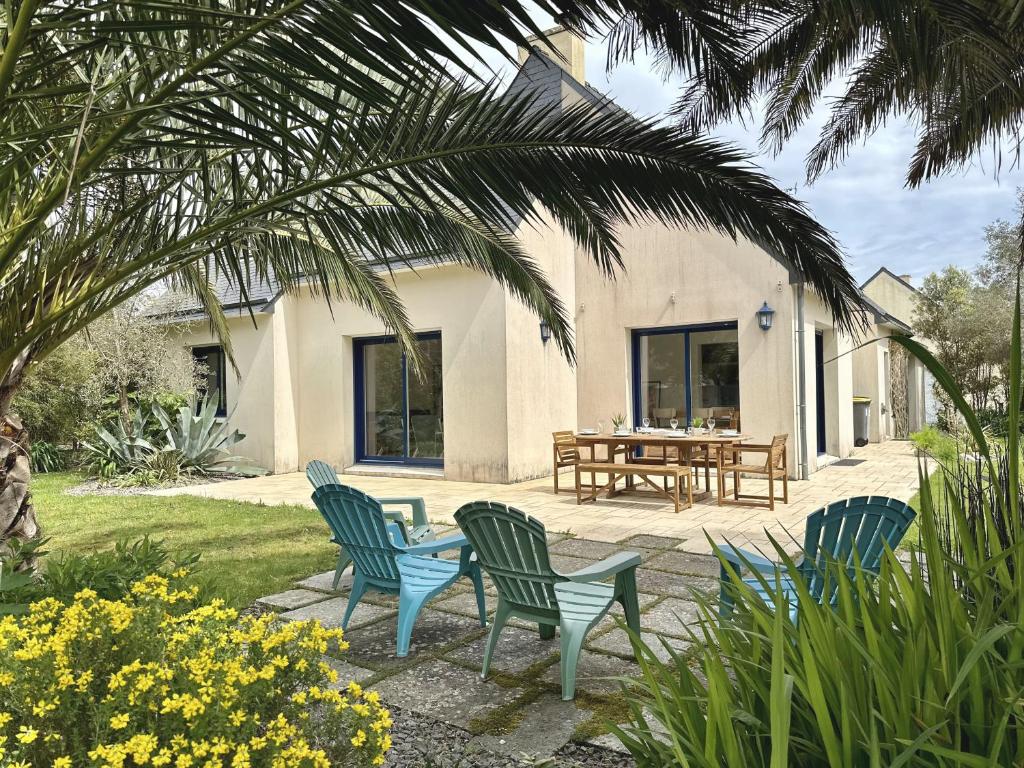 a group of chairs and a table in a yard at Maison de charme au calme in Fouesnant