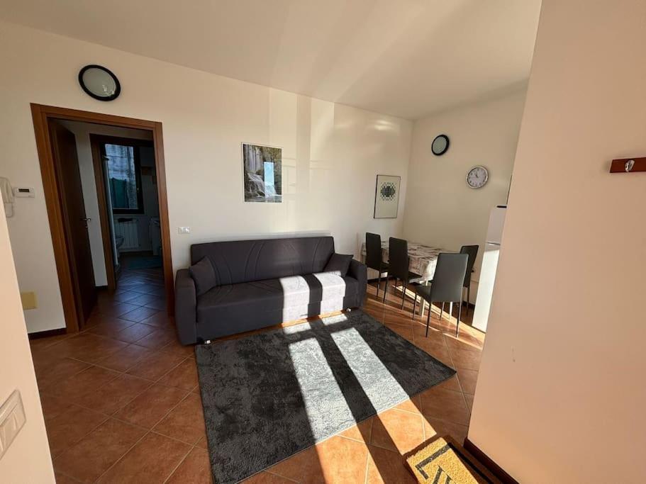 uma sala de estar com um sofá e uma mesa em Casa al Poggio em Castana
