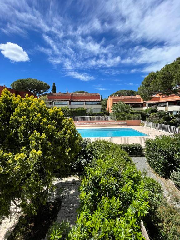 une image d'une piscine dans un complexe hôtelier dans l'établissement Duplex avec piscine, parking et proche des plages, à Fréjus