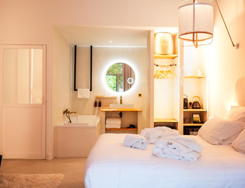 Postel nebo postele na pokoji v ubytování Hôtel Château Héloïse
