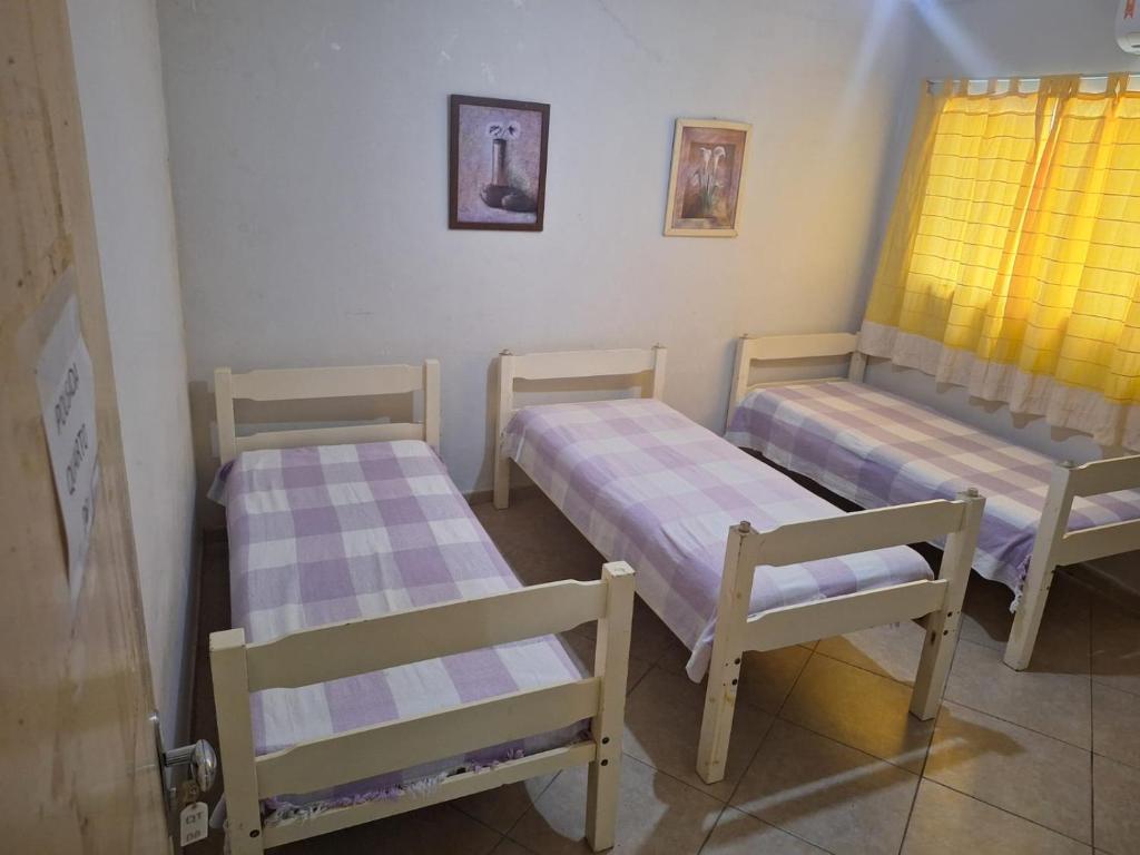 レシフェにあるPousada Solar do Lazerのベッド2台と椅子2脚が備わる客室です。