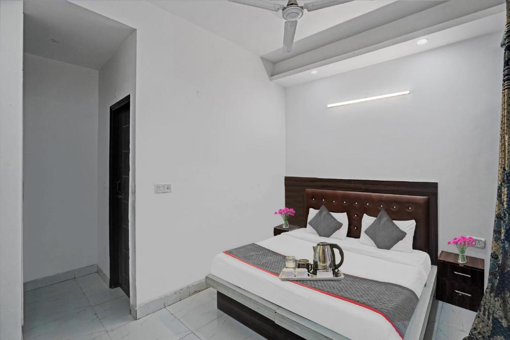 En eller flere senger på et rom på Signature Hotel Noida-62