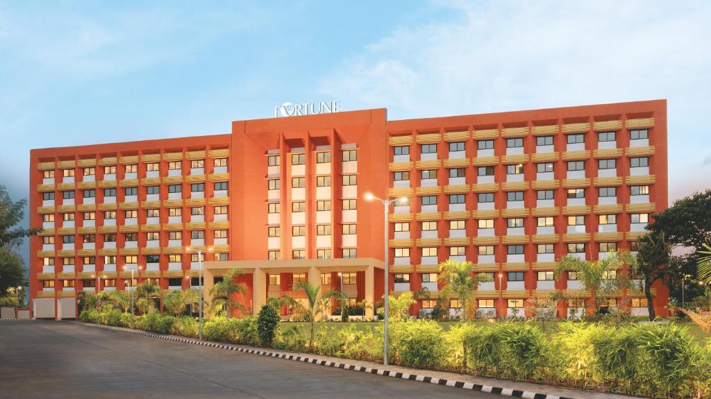 een weergave van een groot oranje gebouw bij Fortune Statue of Unity, Ekta Nagar - Member ITC's Hotel Group in Kevadia