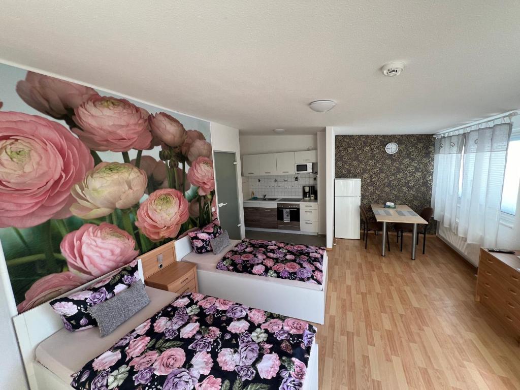 uma sala com um quarto com flores na parede em Fewo 7 em Gotha