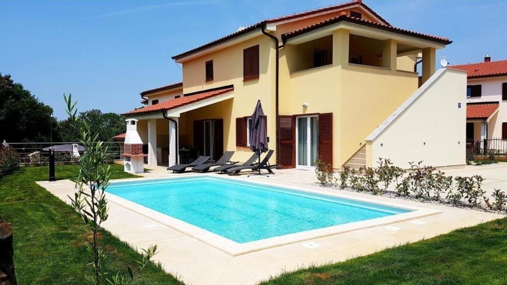 Villa con piscina frente a una casa en Ferienhaus in Banjole mit Privatem Pool - b54913, en Banjole