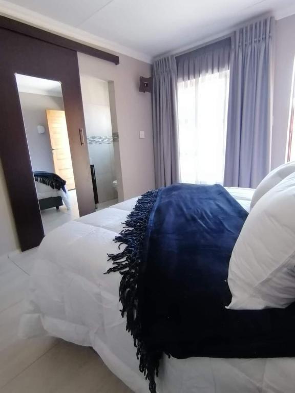 Postel nebo postele na pokoji v ubytování Lukhanya Guesthouse