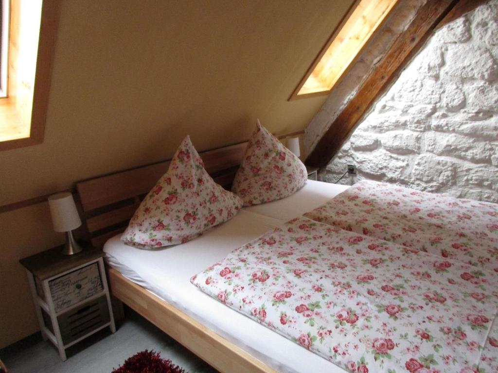 מיטה או מיטות בחדר ב-Dachgeschosswohnung mit Gartennutzung im Luftkurort Tengen