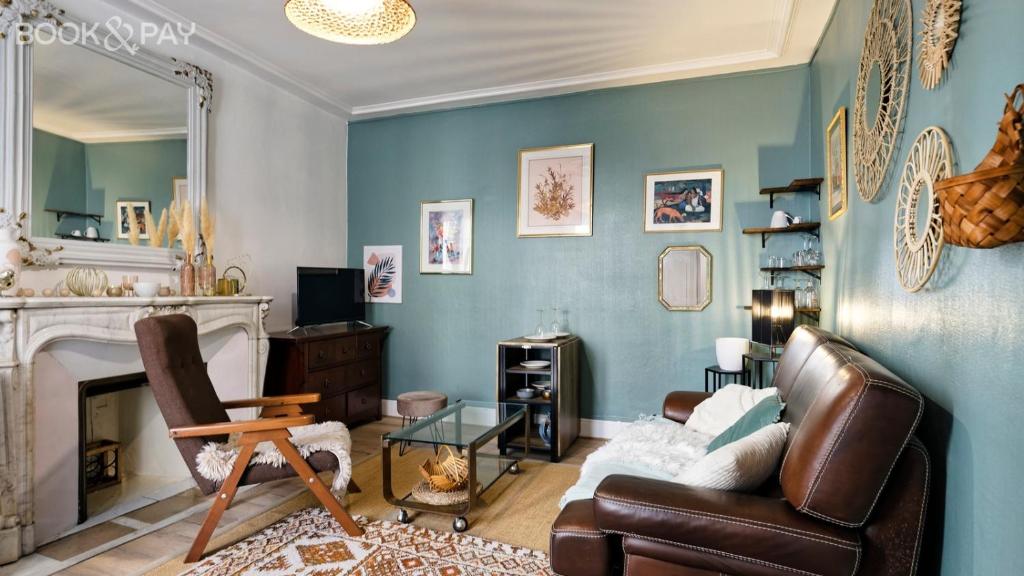 un salon avec un canapé et une cheminée dans l'établissement Le Cosy Hermite, à Nancy