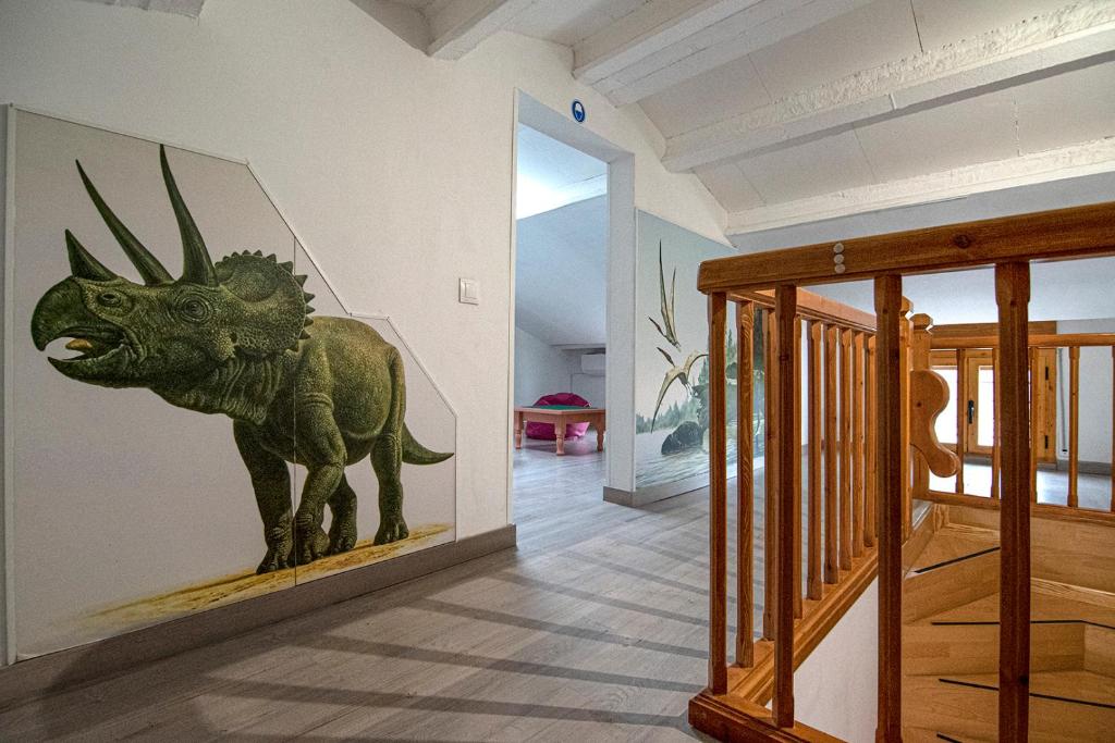 Postel nebo postele na pokoji v ubytování Dinosaur House