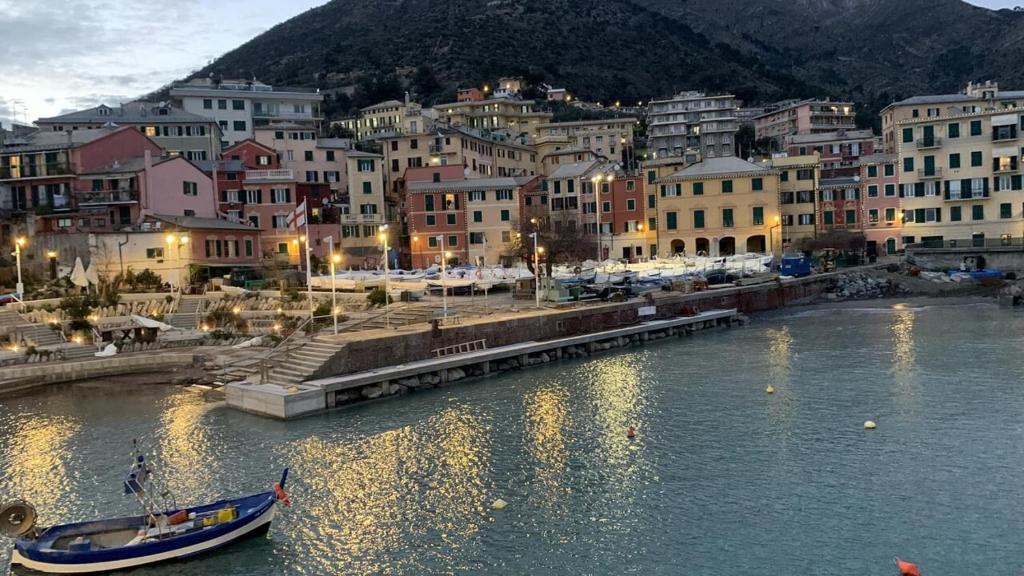 Ein Boot liegt in einem Fluss in einer Stadt. in der Unterkunft Il Conte di Caprafico in Genua