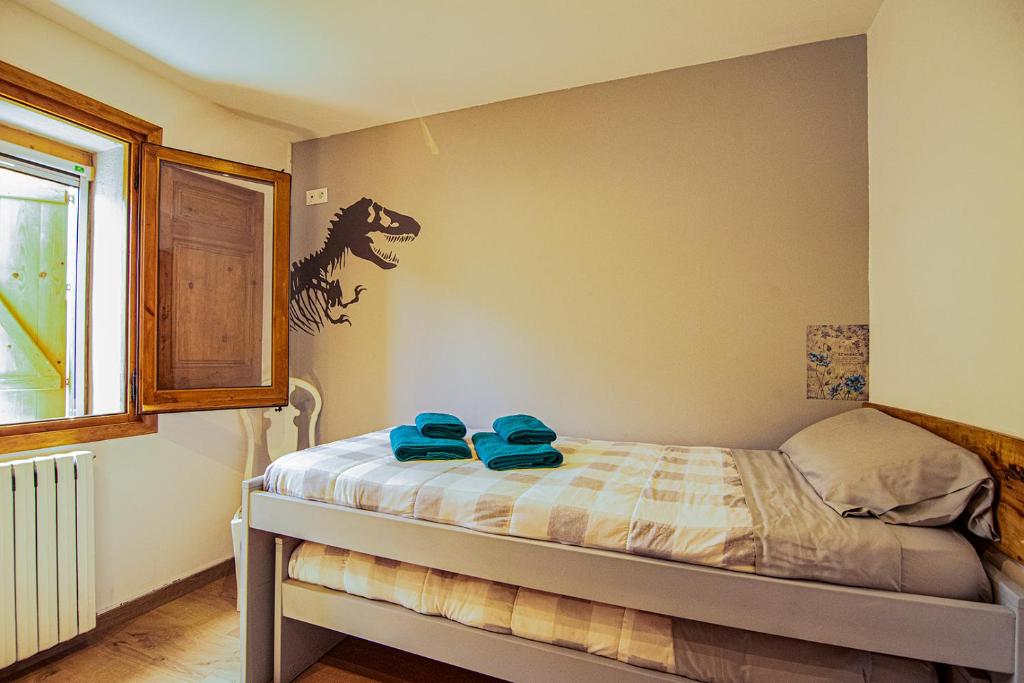 Postel nebo postele na pokoji v ubytování Dinosaur House