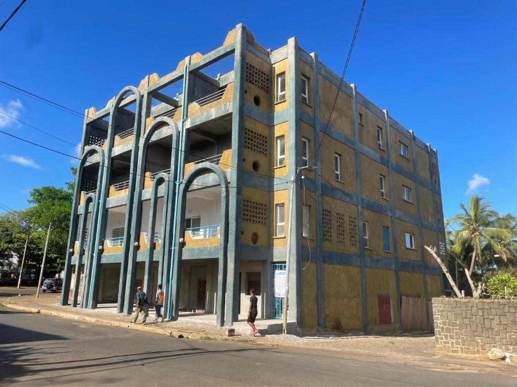 Résidence Bleu Rivage في دييجو سواريز: مبنى على جانب شارع