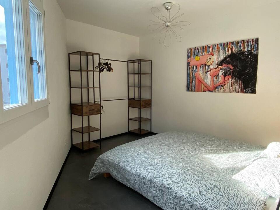ein Schlafzimmer mit einem Bett und einem Wandgemälde in der Unterkunft Simi's Home in Gordevio