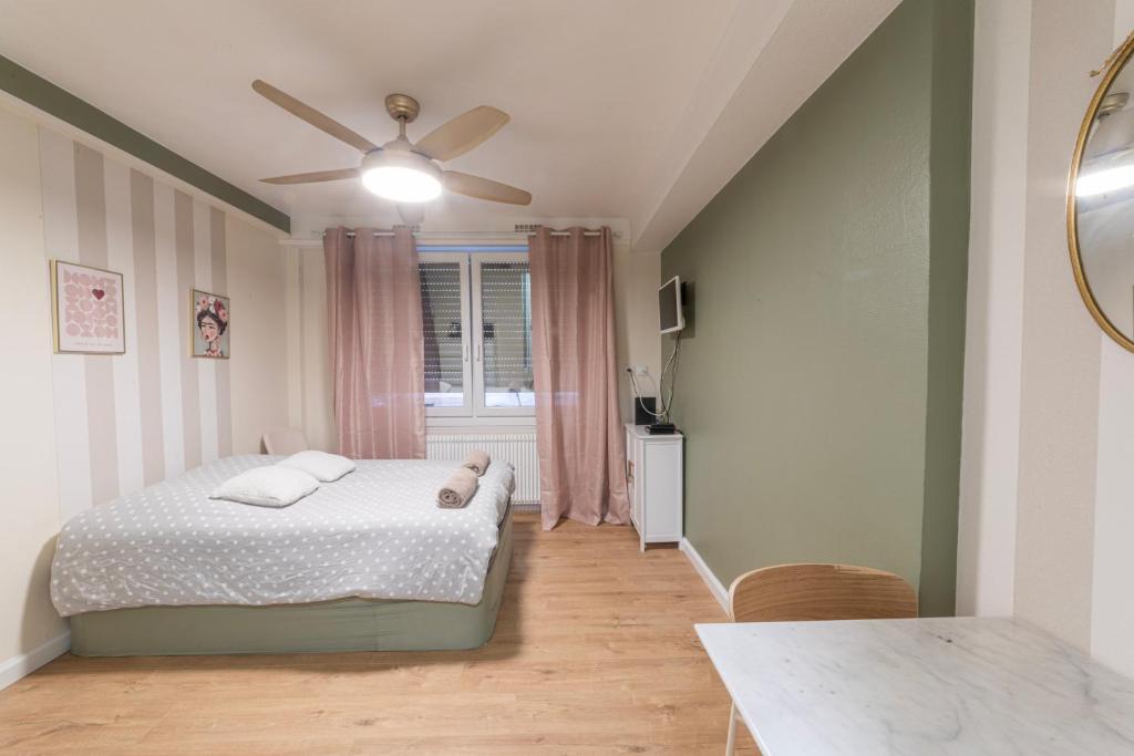une chambre avec un lit et un ventilateur de plafond dans l'établissement Le Fritz : Studio Cosy/moderne, à Strasbourg