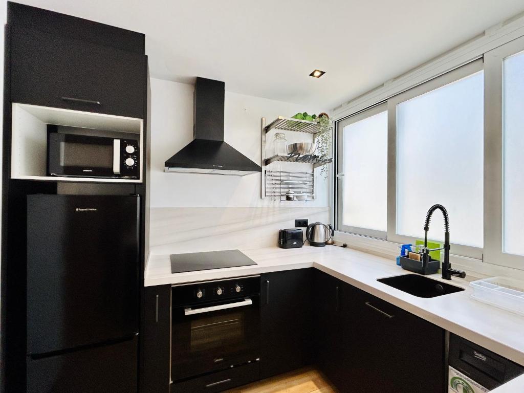 Kuchyňa alebo kuchynka v ubytovaní Ecochic Apartment in Fuengirola Center