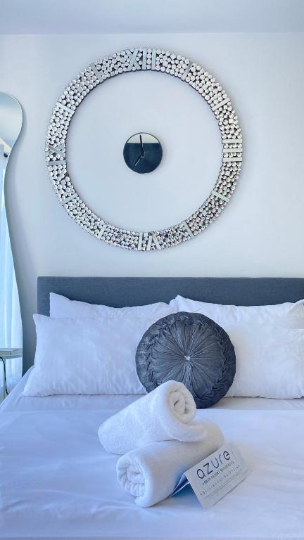 un espejo sobre una cama con una toalla en Azure Urban Paris Hilton Beach Resort en Manila