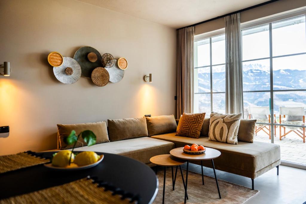 ein Wohnzimmer mit einem Sofa und einem Tisch in der Unterkunft apart33 - Alpendorf in Salzburg in St. Johann im Pongau