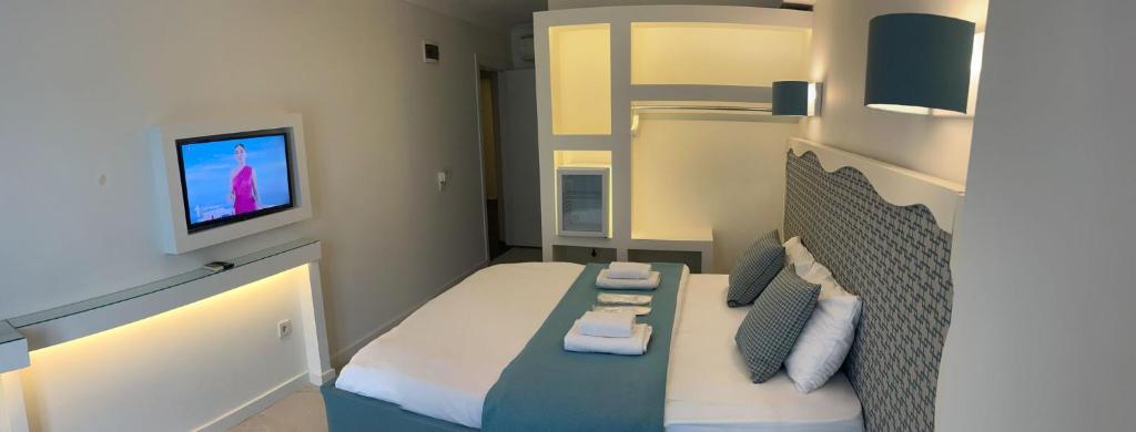 a small bedroom with a bed with two towels at Kumsal Butik Otel in Istanbul