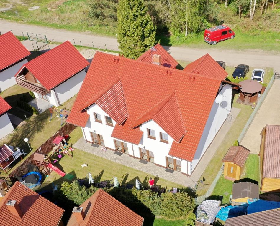 ヤロスワビエツにあるPensjonat Sasanka - Jarosławiecの赤屋根の家屋
