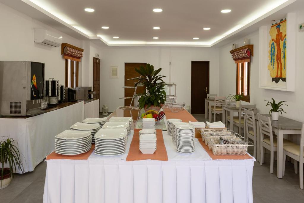 A restaurant or other place to eat at Polydefkis Hotel