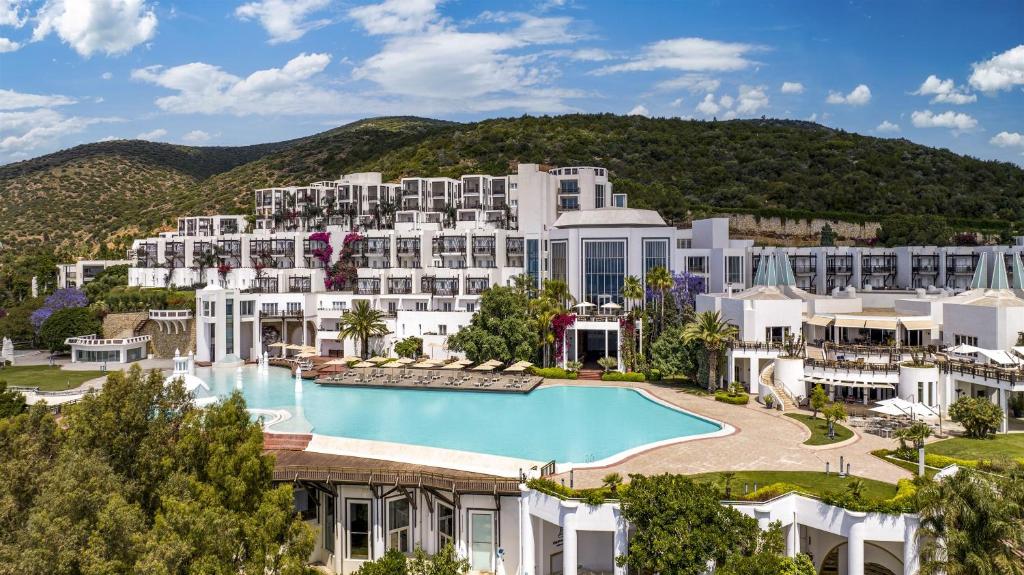 vista aerea di un resort con piscina di Kempinski Hotel Barbaros Bay Bodrum a Yaliciftlik