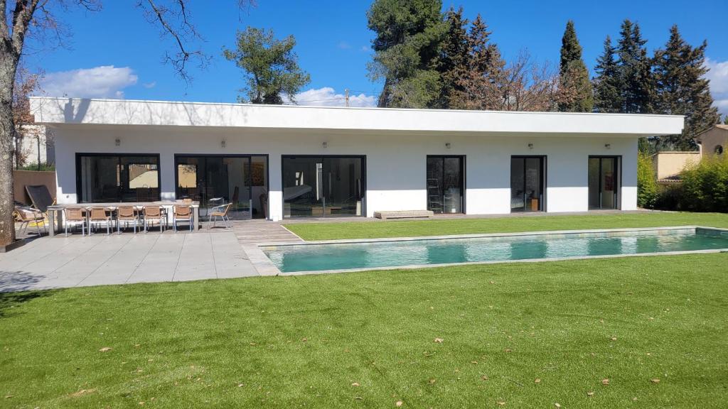 een huis met een zwembad in de tuin bij La lavandière in Fox-Amphoux