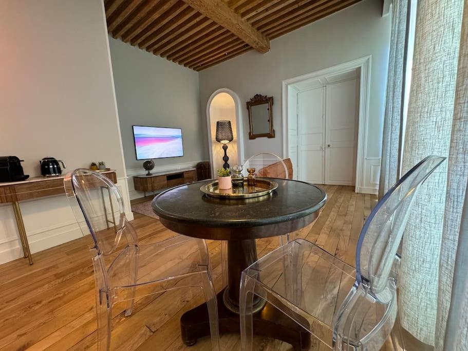 une salle à manger avec une table et deux chaises dans l'établissement Plateau central / beaux arts, à Clermont-Ferrand