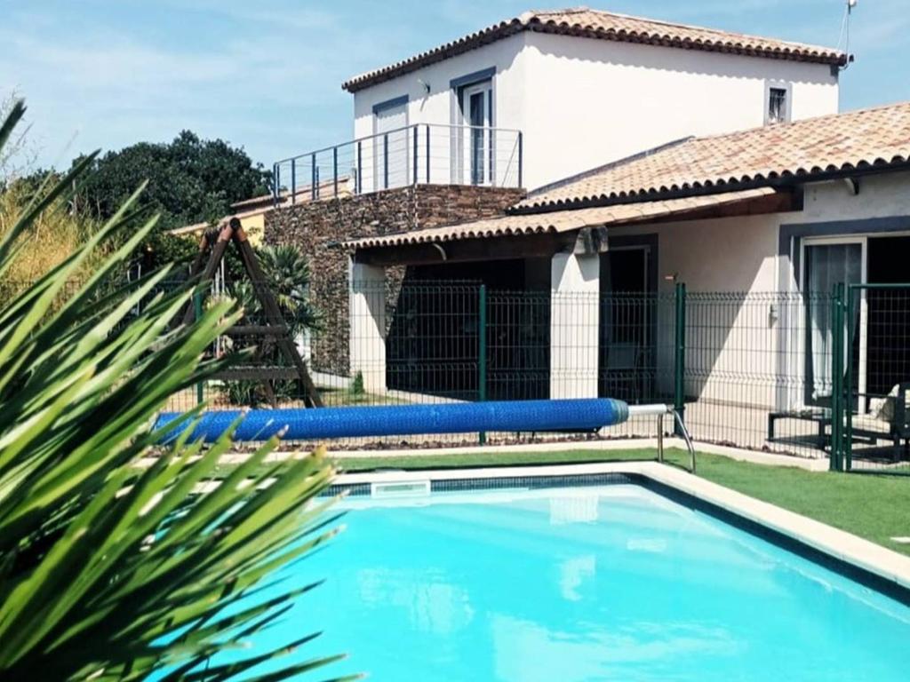 una piscina con inflables azules frente a una casa en Villa Puget-sur-Argens, 5 pièces, 8 personnes - FR-1-768-8, en Puget-sur-Argens